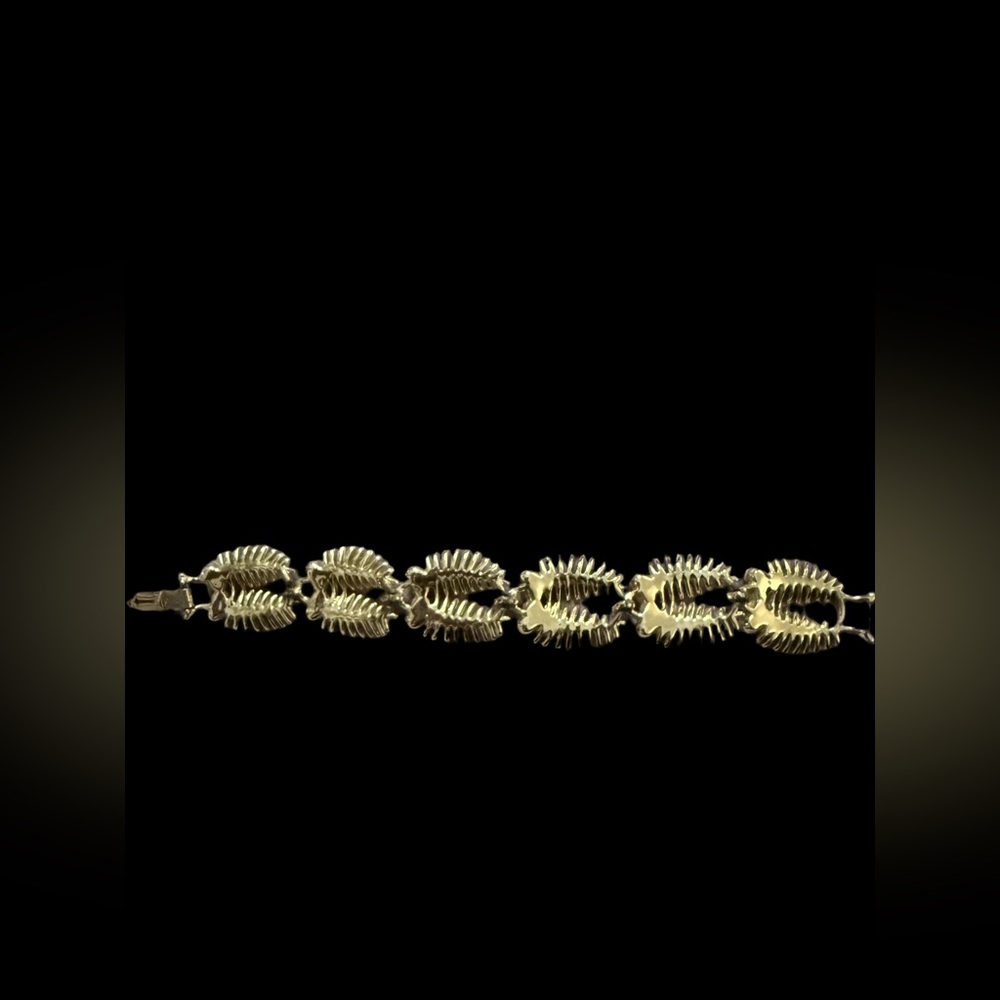 Gold tone vintage Coro Pegasus leaf skeletal design bracelet 1940s 1950s - Picture 3 of 9